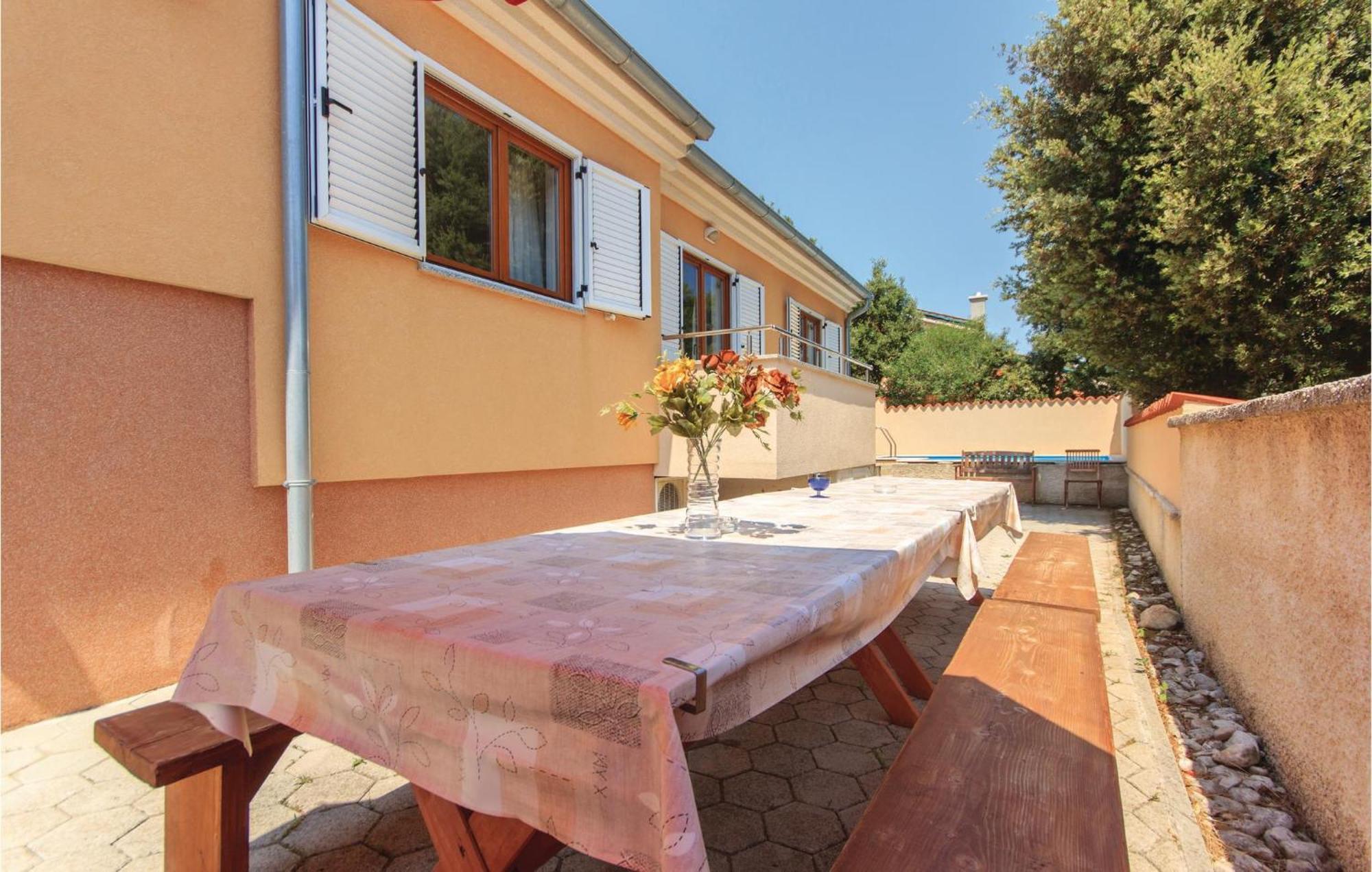 Stunning Home In Pula With Outdoor Swimming Pool Vikendica *