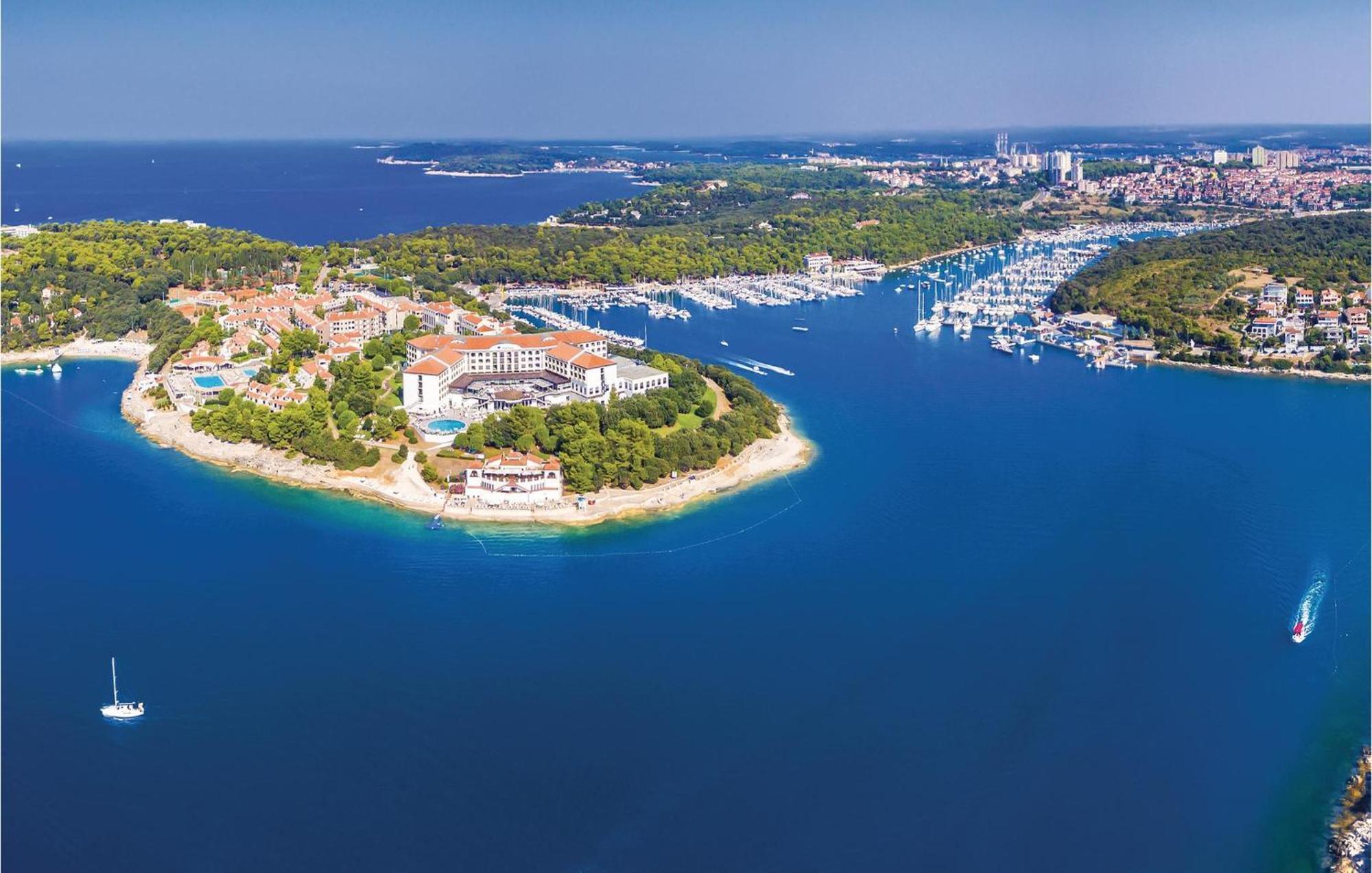 Stunning Home In Pula With Outdoor Swimming Pool Vikendica Pula
