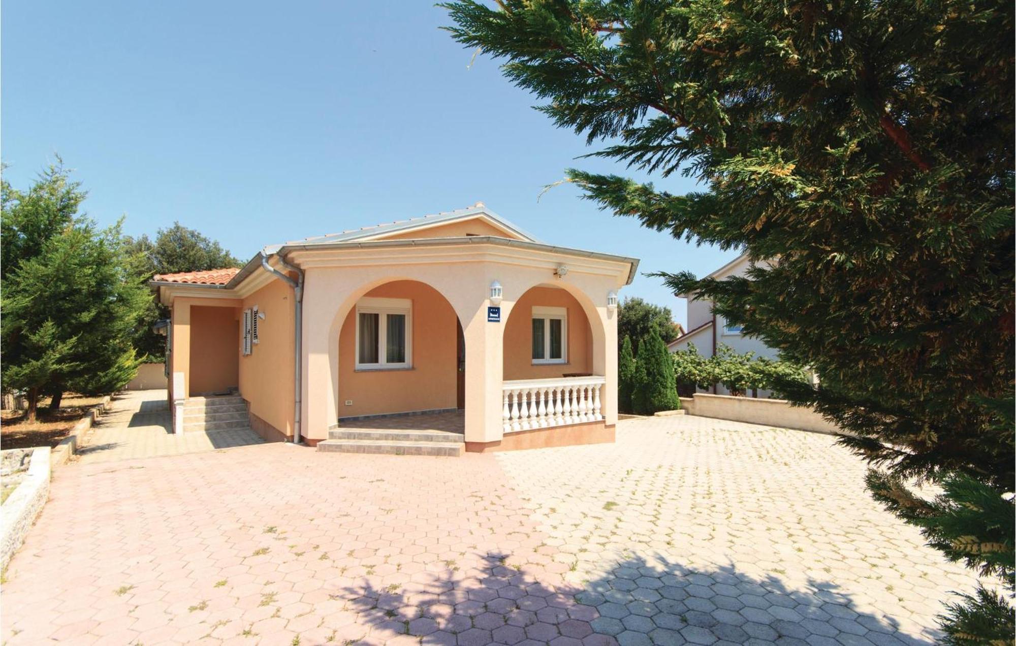 Vikendica Stunning Home In Pula With Outdoor Swimming Pool