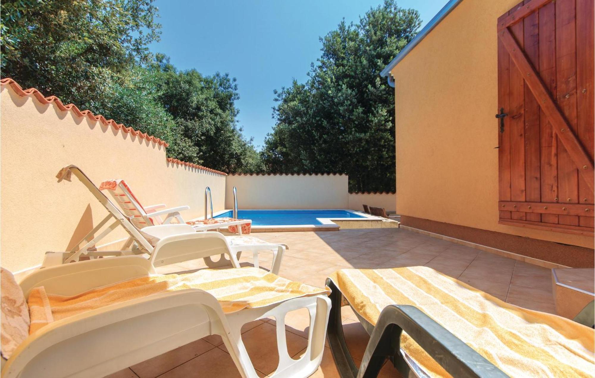 Vikendica Stunning Home In Pula With Outdoor Swimming Pool